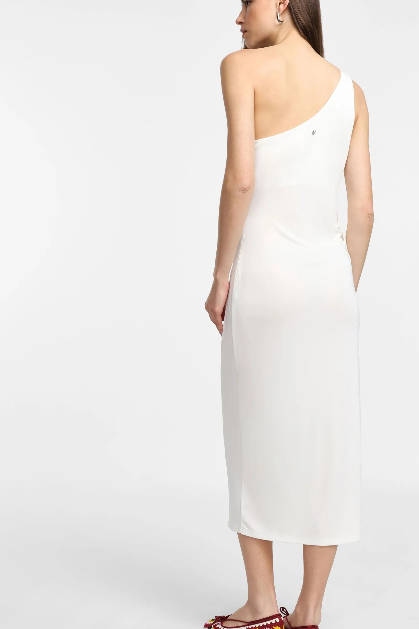 Abito midi con scollo asimmetrico