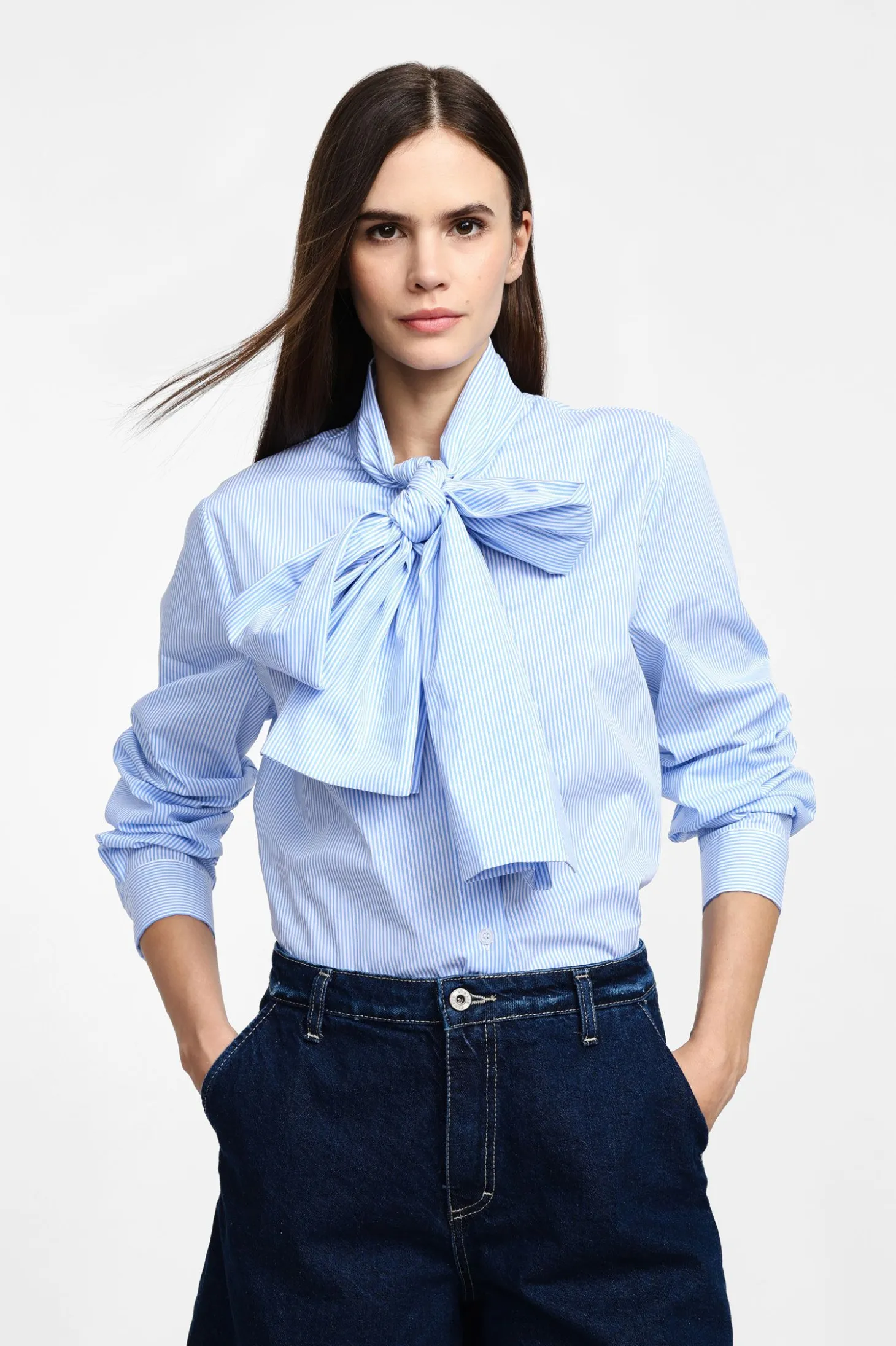 Camicia a righe con maniche lunghe e fiocco