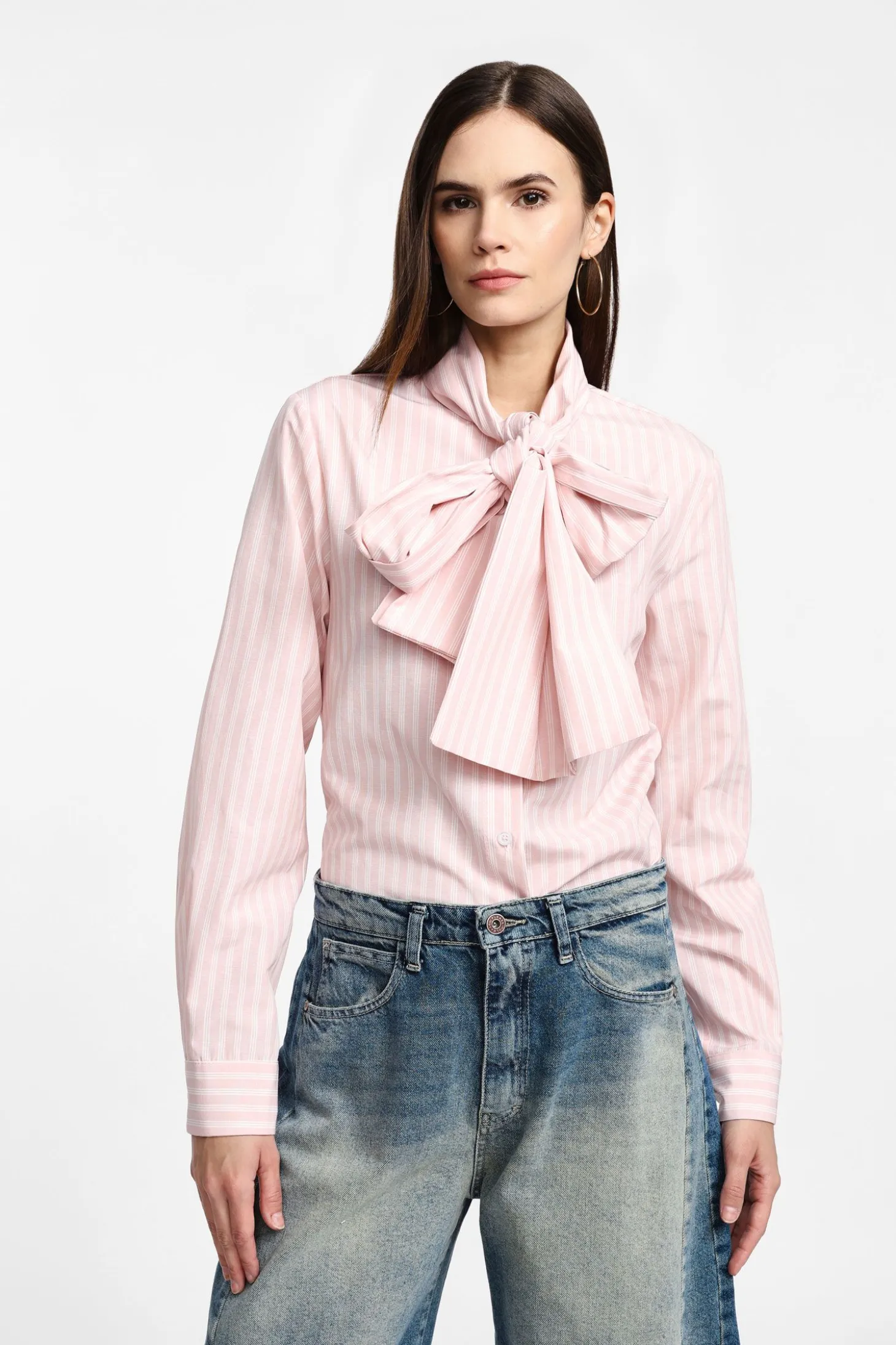 Camicia a righe con maniche lunghe e fiocco