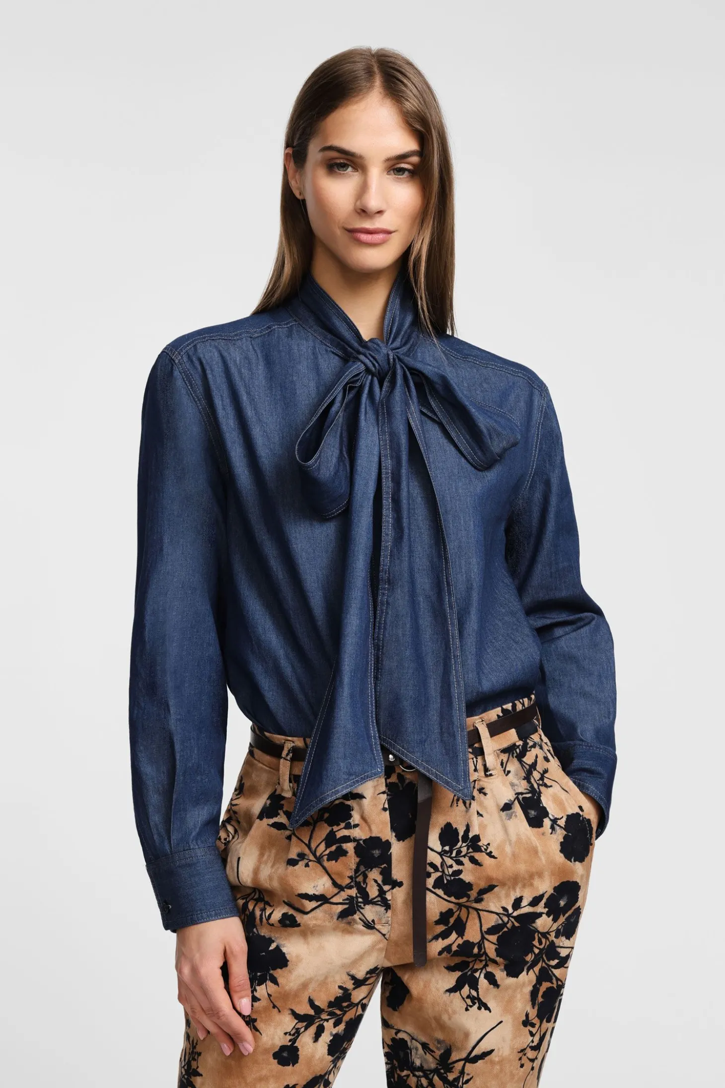Camicia con maniche lunghe e fiocco