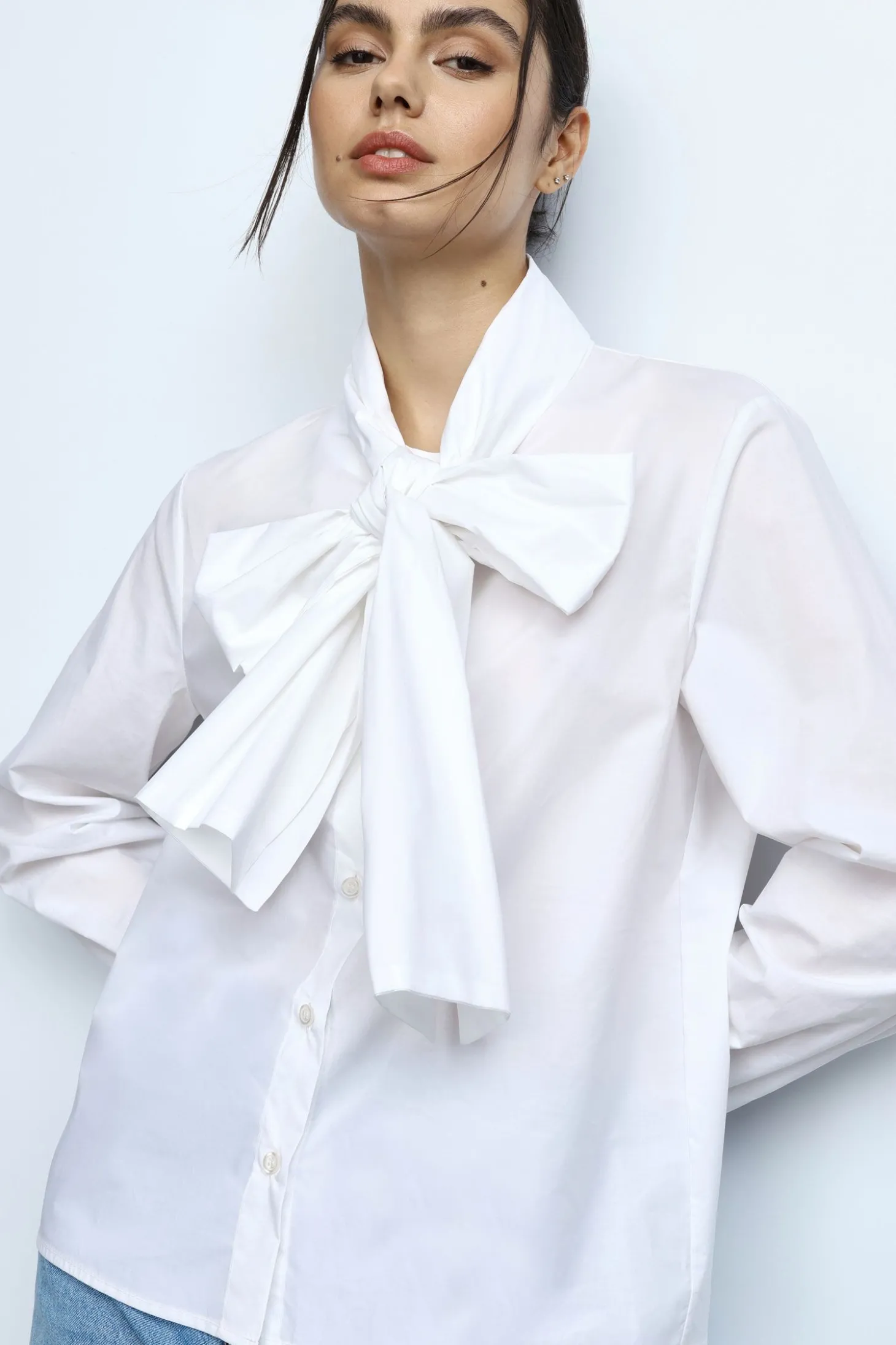 Camicia con maniche lunghe e fiocco