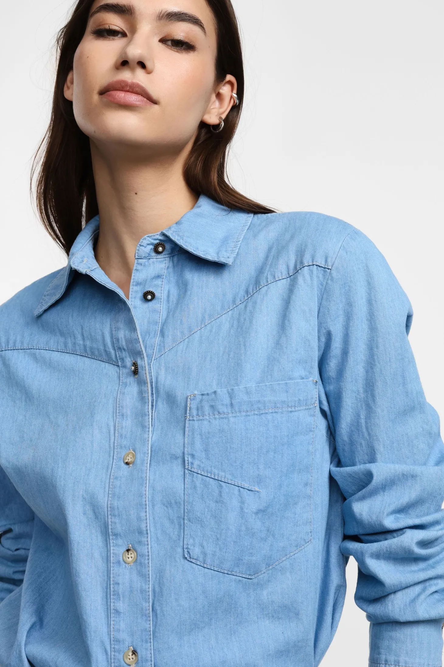 Camicia di jeans a bottoni con taschino