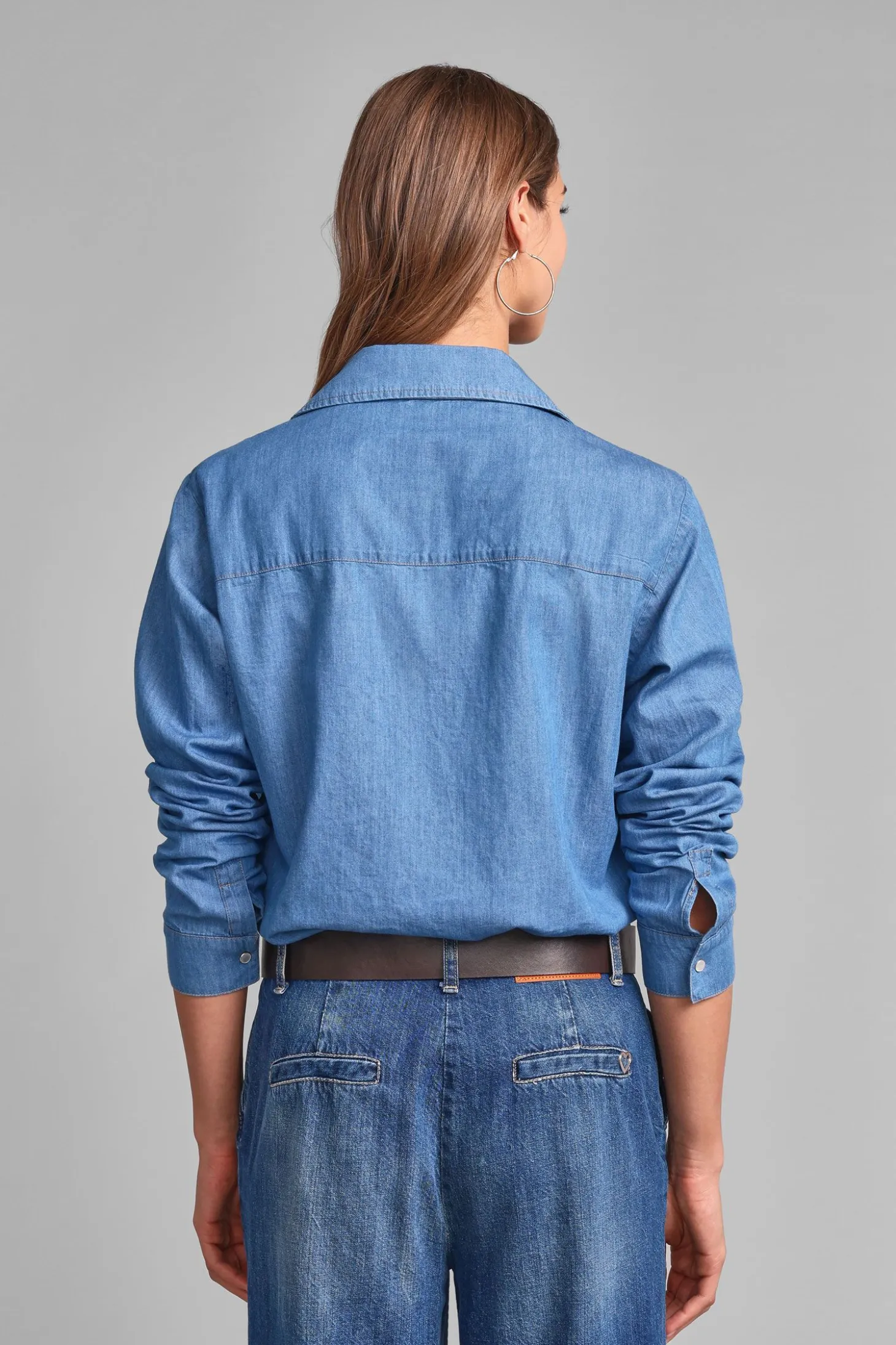 Camicia in denim con tasche e bottoni