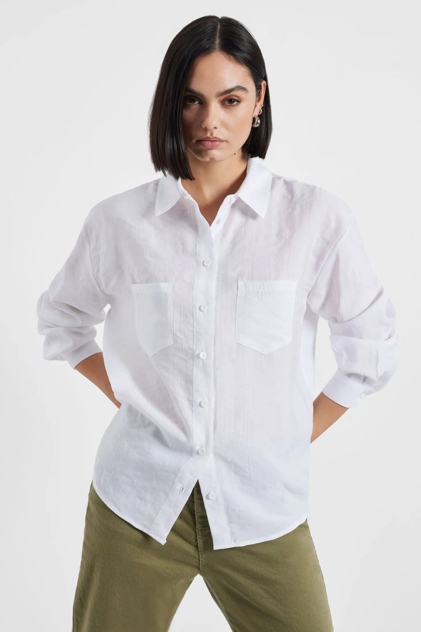 Camicia monocolour con colletto classico e taschini applicati