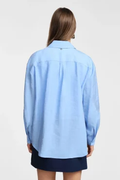 Camicia monocolour con colletto classico e taschini applicati