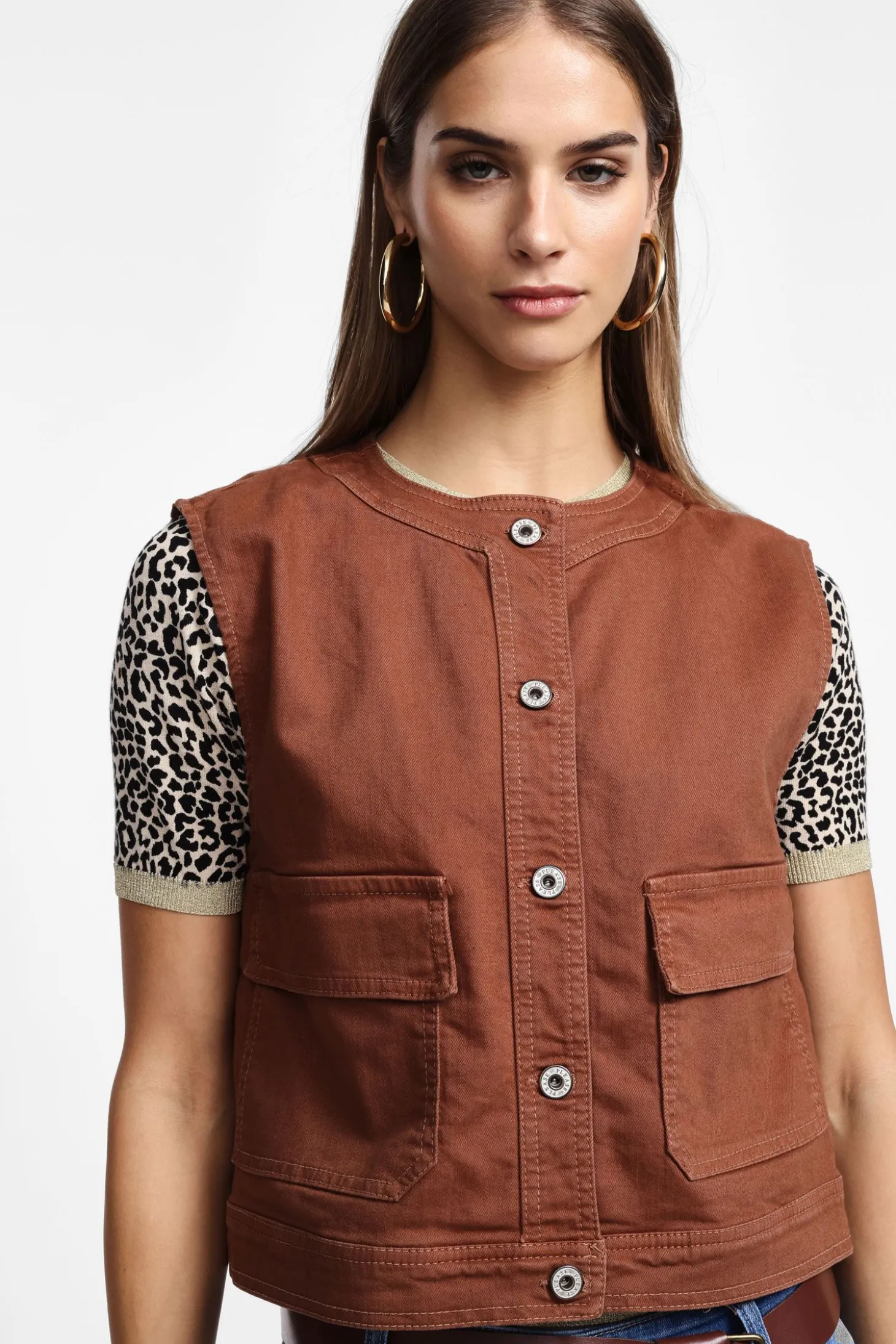 Gilet con tasche cargo e bottoni