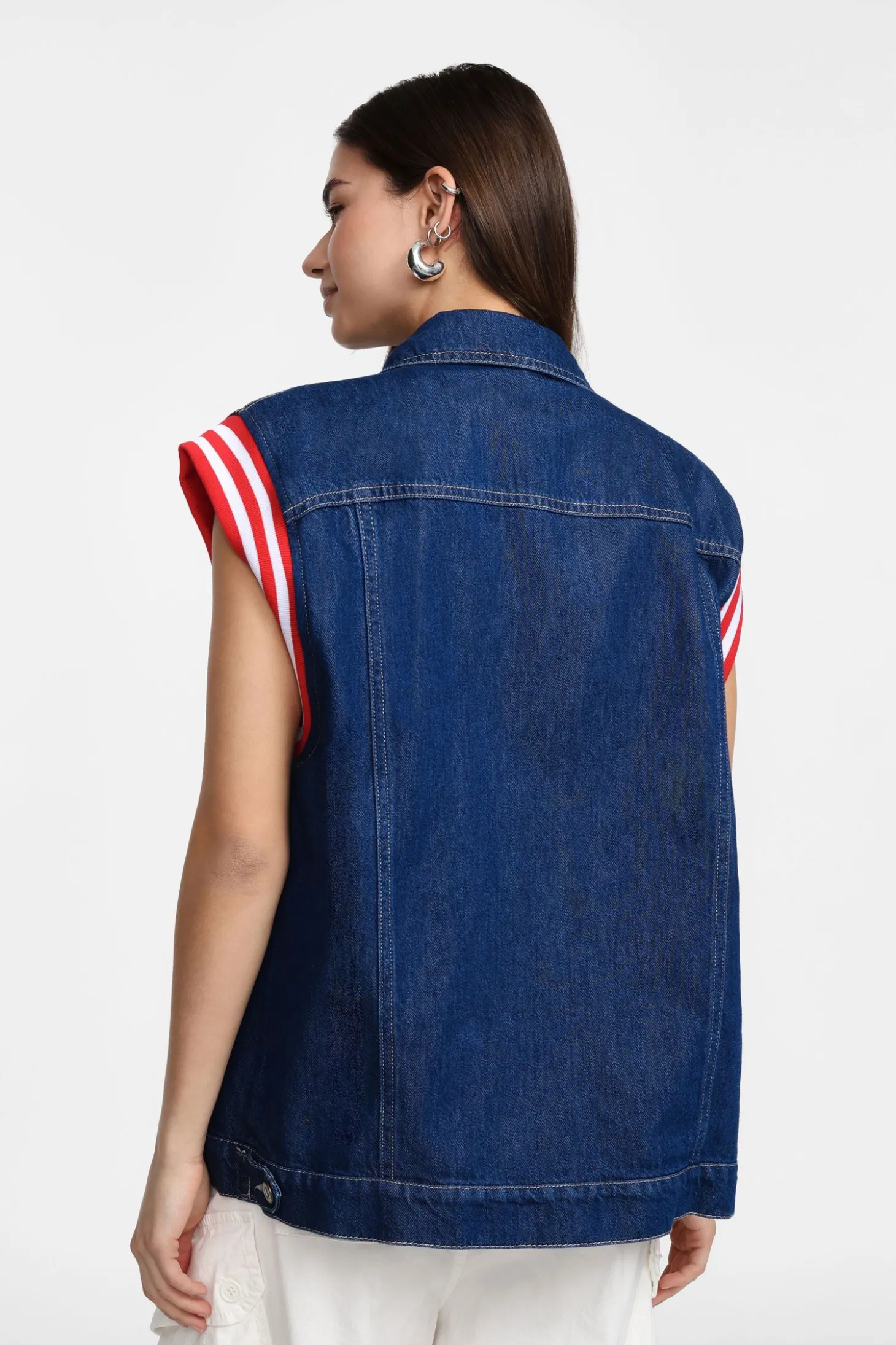 Gilet in denim con bottoni e maniche a righe