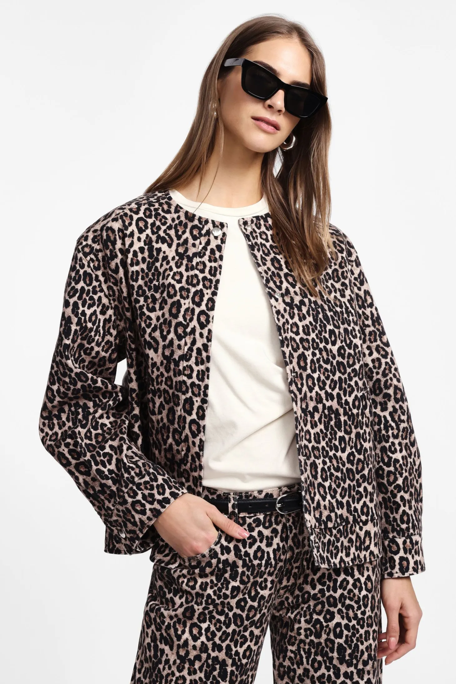 Giubbotto denim animalier con girocollo