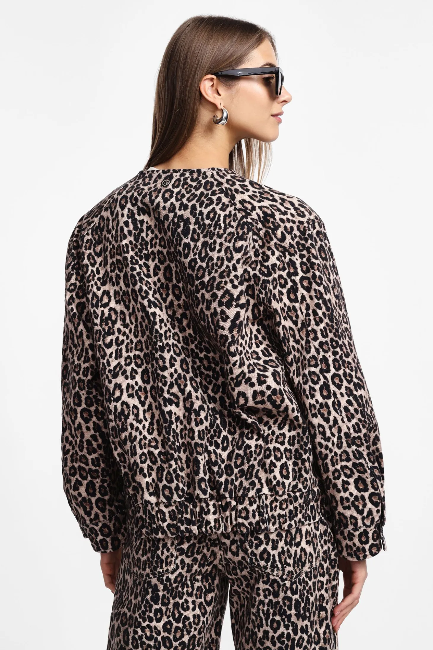 Giubbotto denim animalier con girocollo