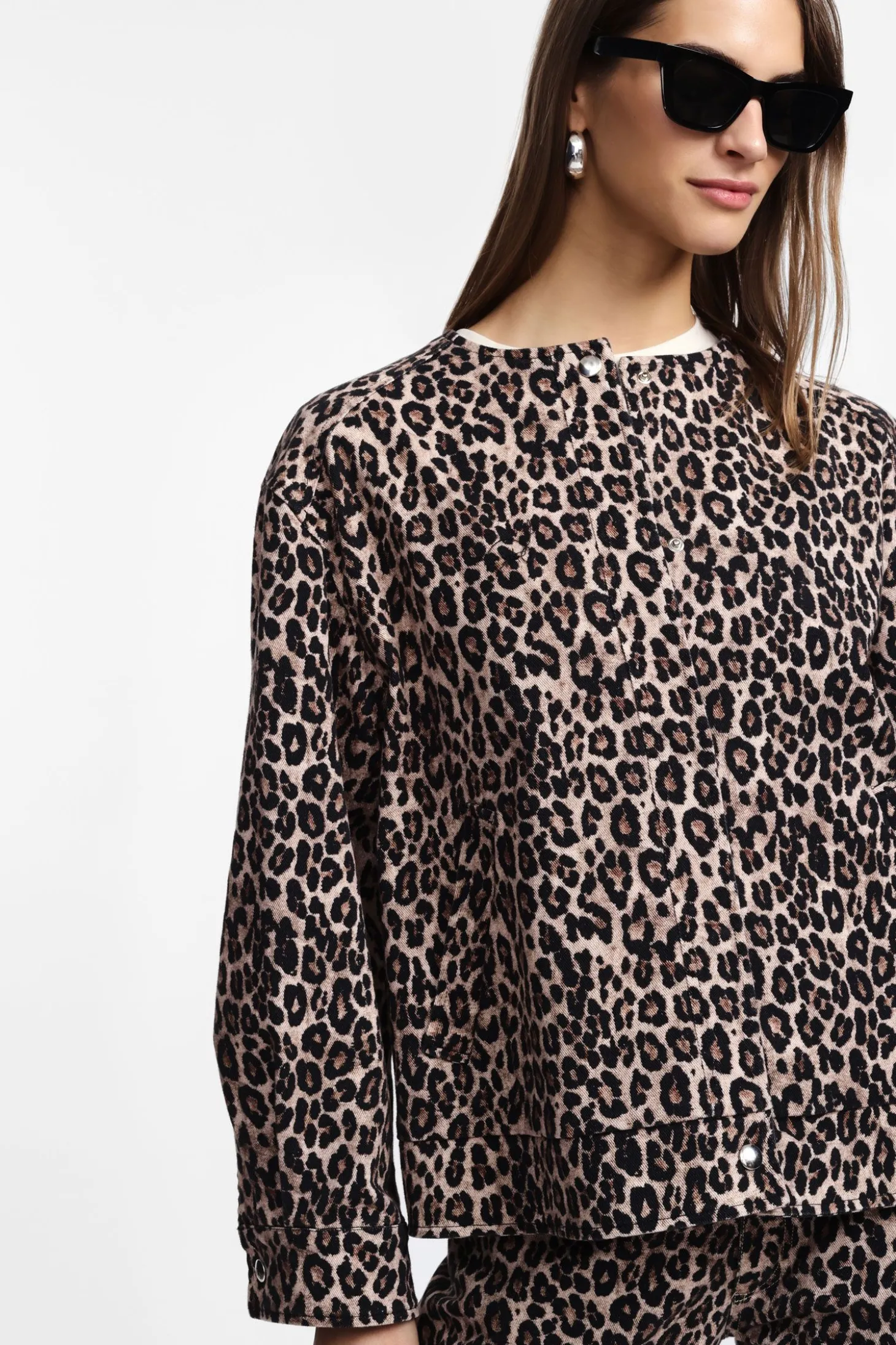 Giubbotto denim animalier con girocollo