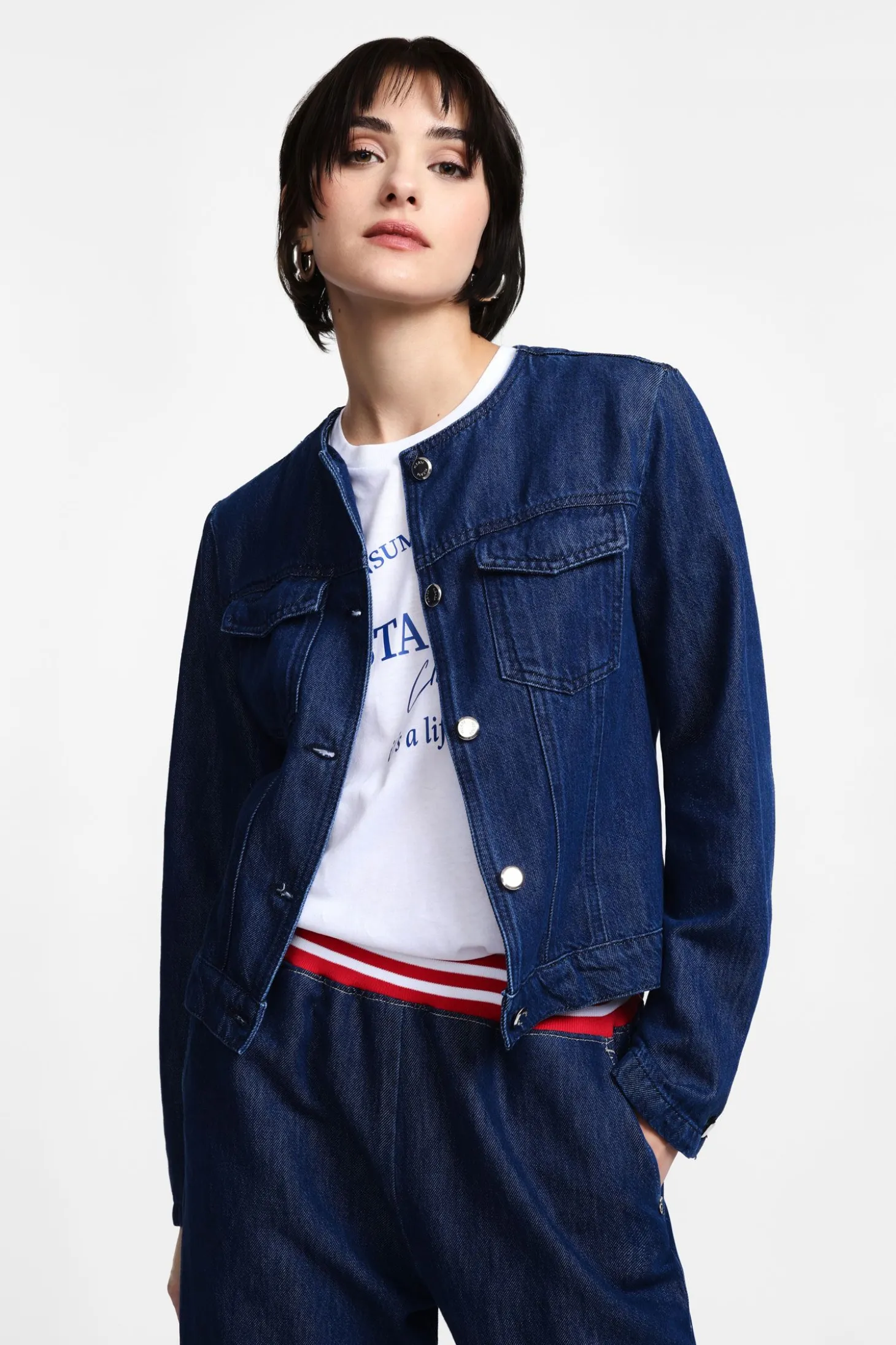Giubbotto denim girocollo con abbottonatura anteriore