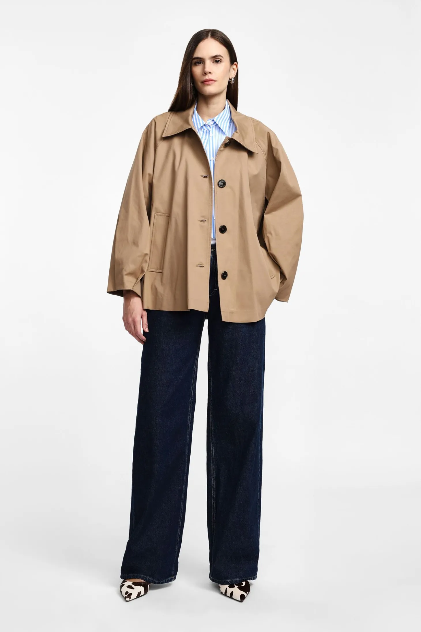 Giubbotto stile trench con chiusura a bottoni
