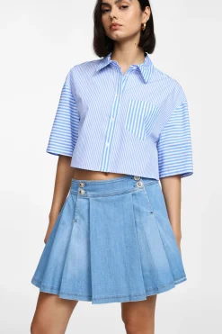 Gonna corta in denim con bottoni e pieghe