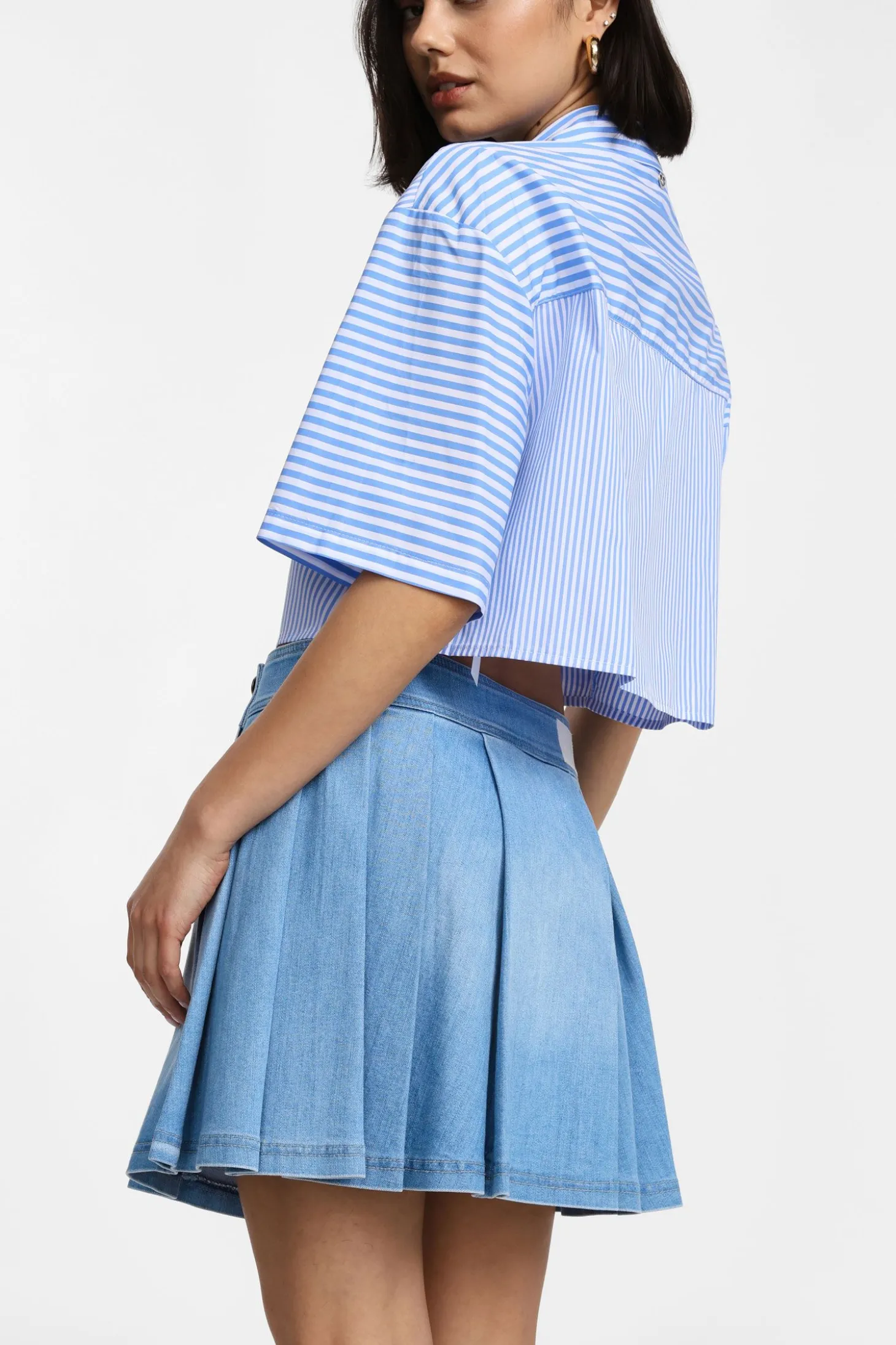 Gonna corta in denim con bottoni e pieghe