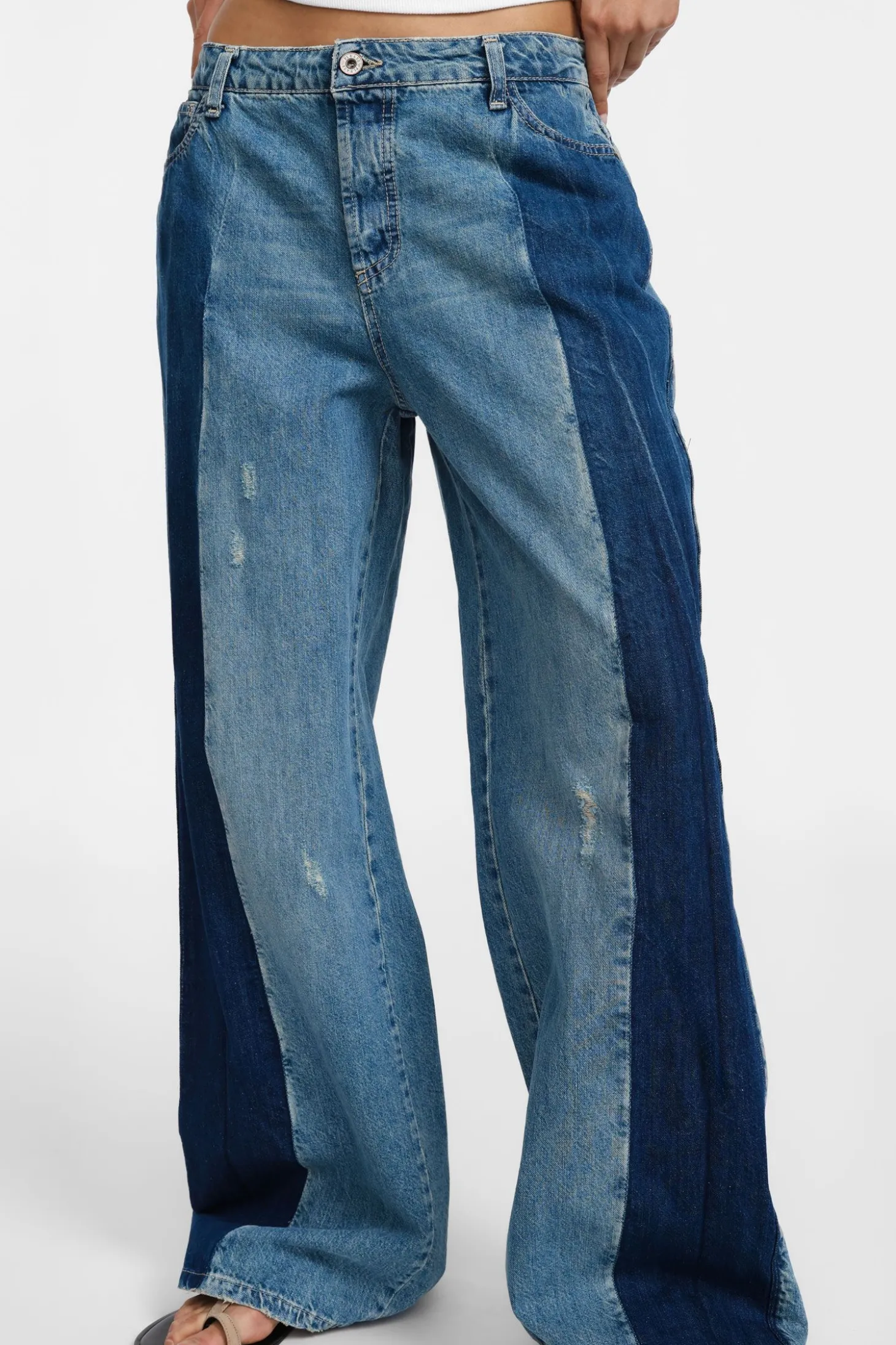 Jeans a gamba larga con design combinato