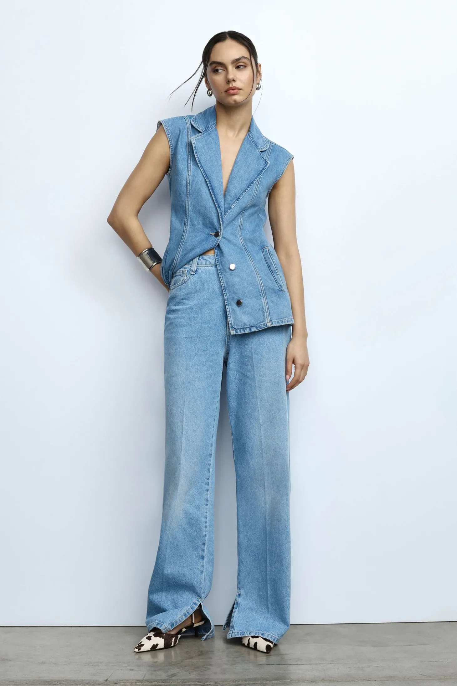 Jeans a gamba larga con spacchi