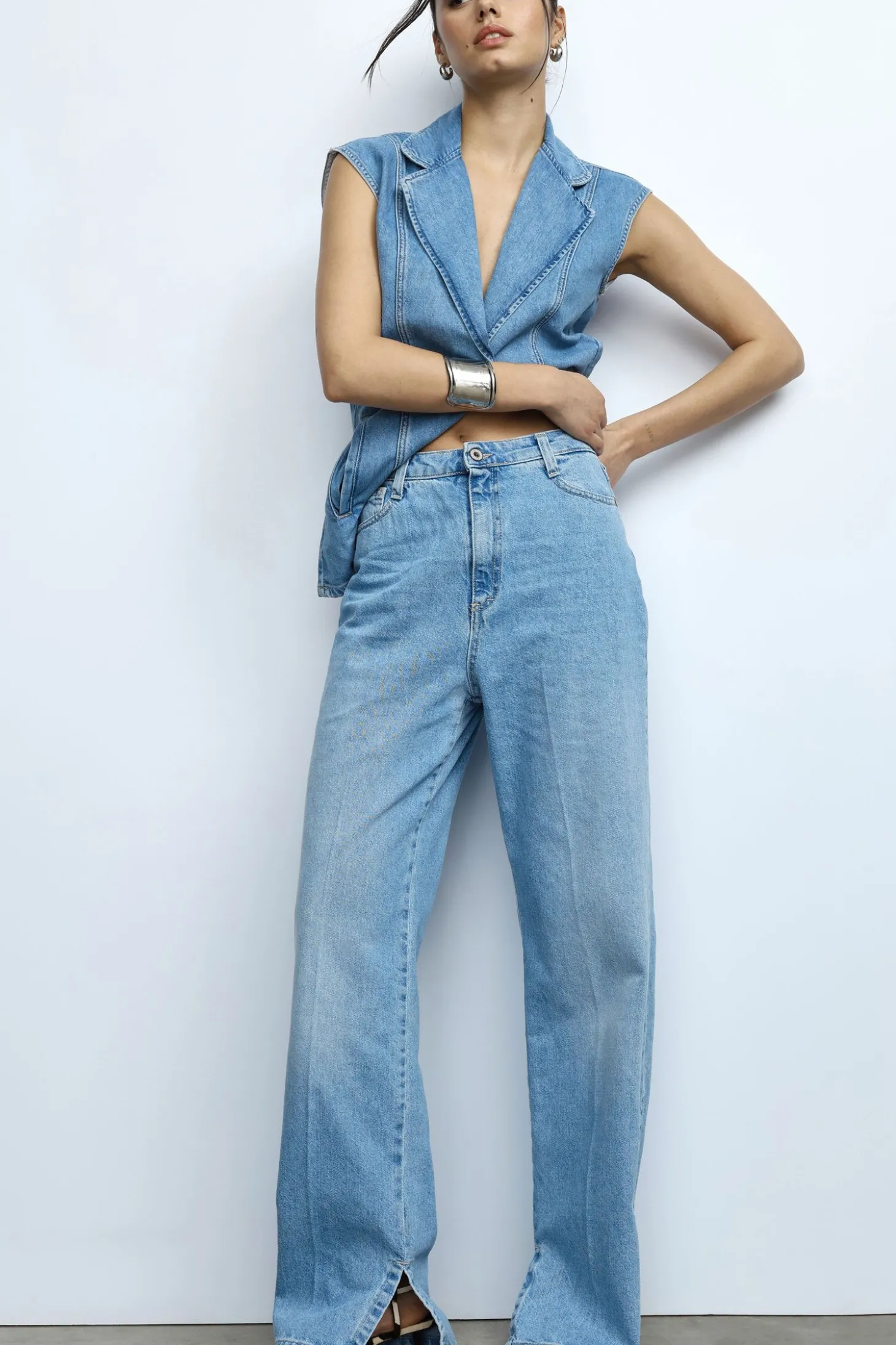 Jeans a gamba larga con spacchi