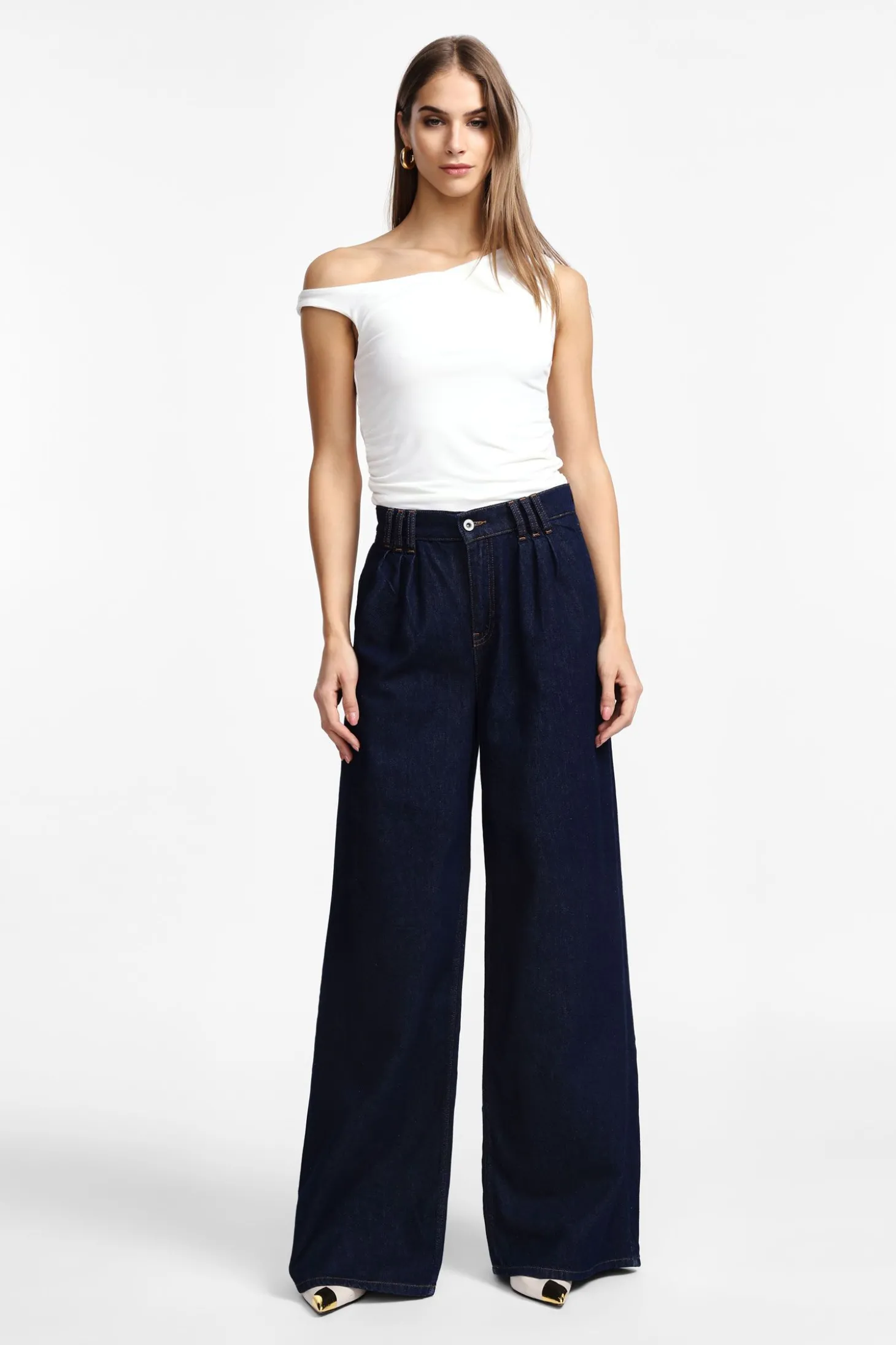 Jeans a gamba larga con vita alta e pinces