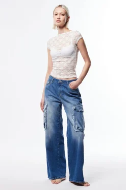 Jeans ampi baggy con tasche cargo sfrangiate