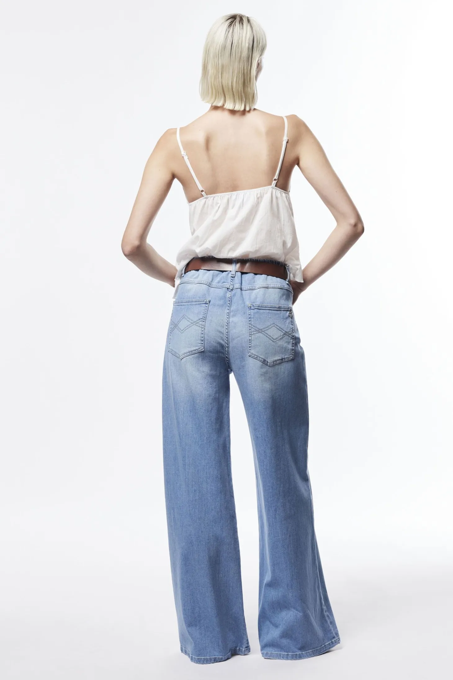 Jeans ampi con cintura