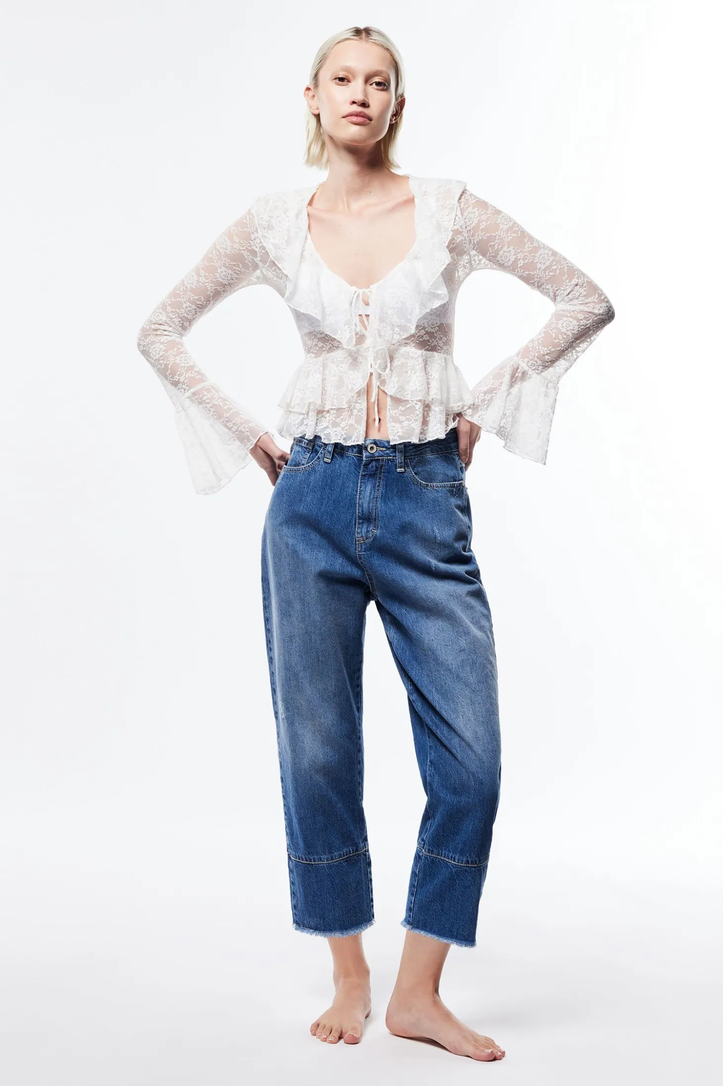 Jeans tapered con orlo sfrangiato