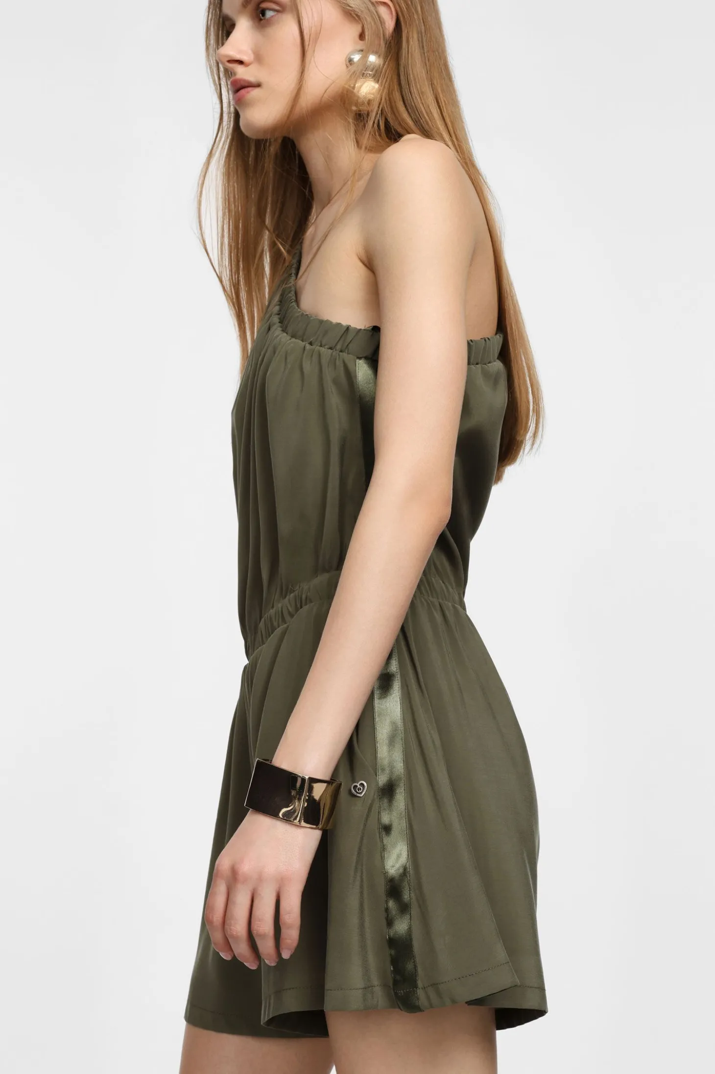 Jumpsuit con maniche e scollo asimmetrico