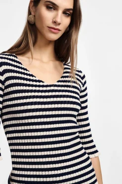Maglia a righe con scollo a v