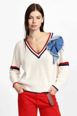 Maglione scollo a V e fiore in denim