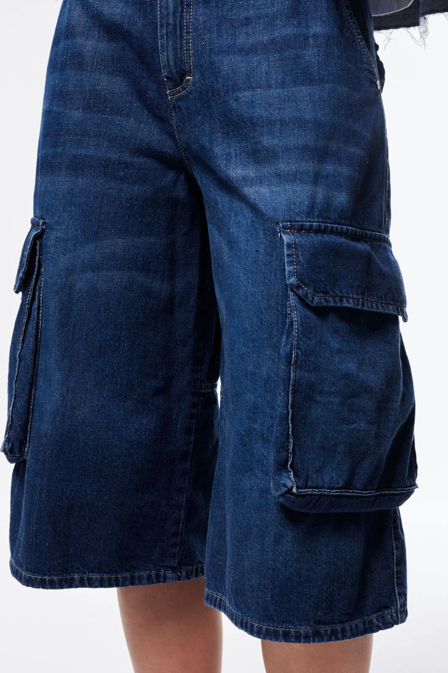 Pantaloncini a ginocchio in denim con tasche