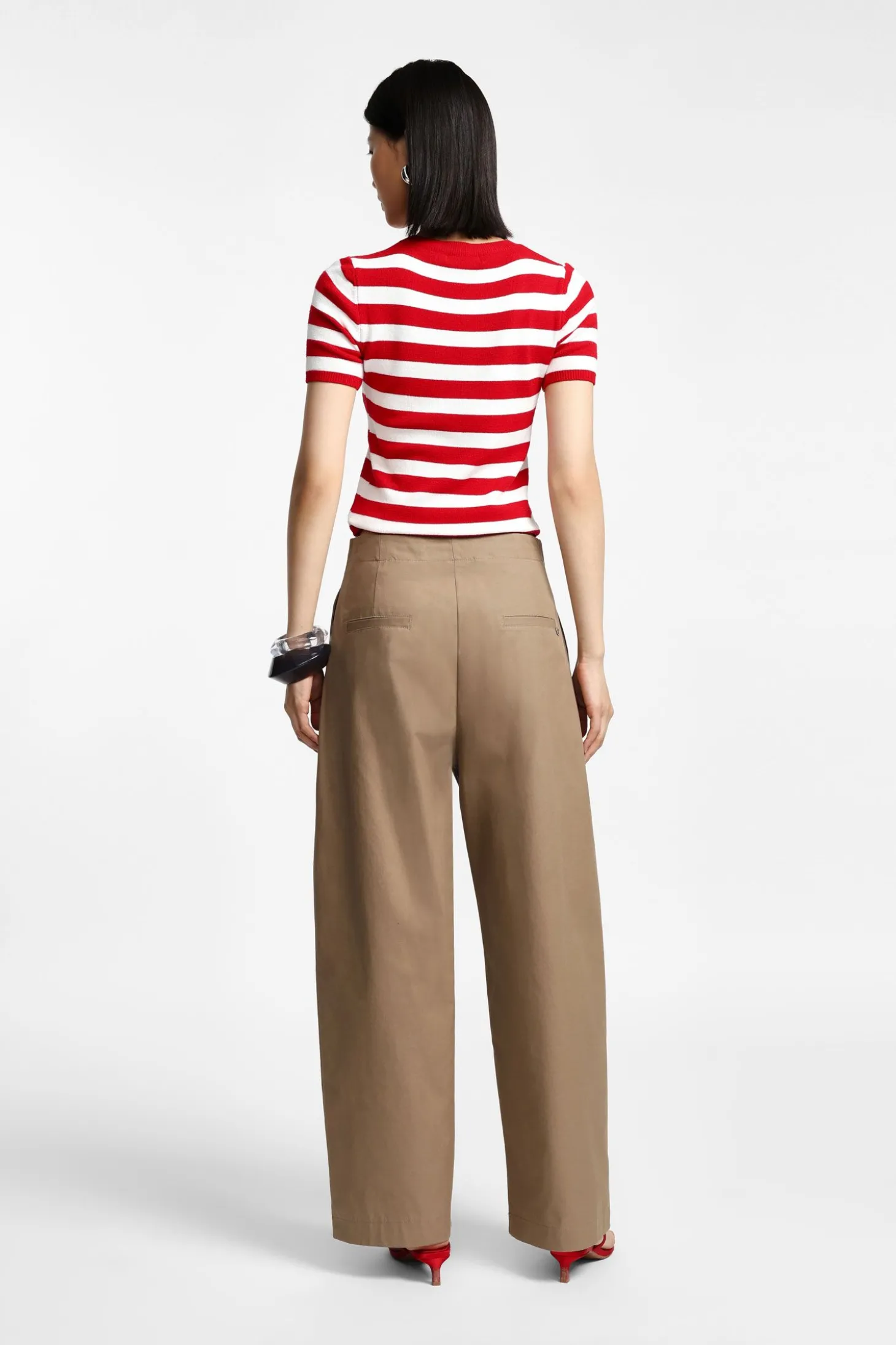 Pantaloni a gamba larga e vita media con pinces