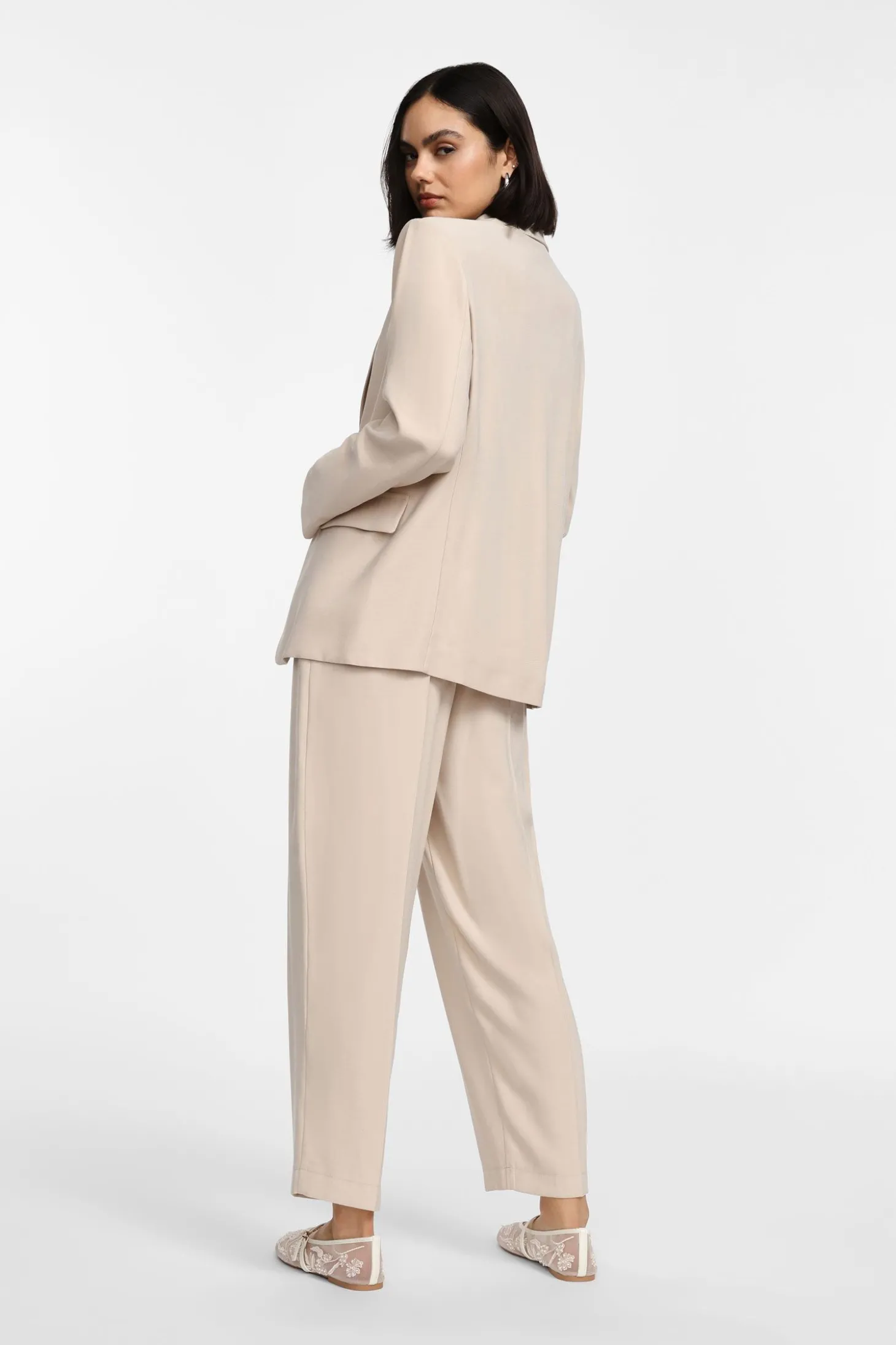 Pantaloni a gamba larga e vita alta