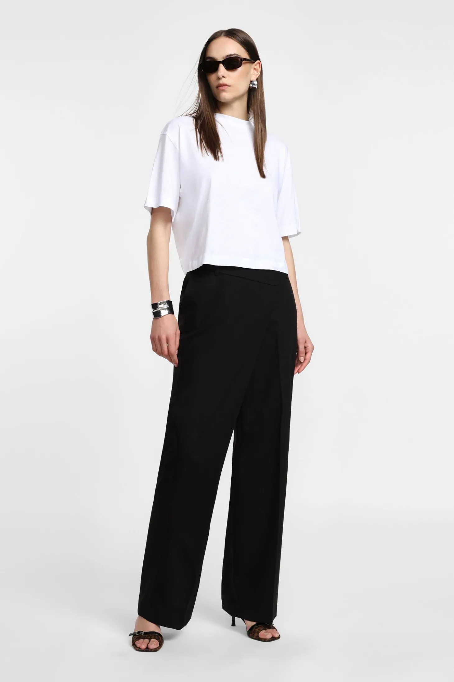 Pantaloni ampi vita alta con chiusura asimmetrica