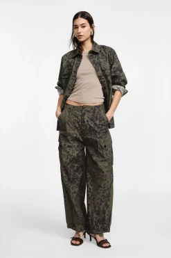 Pantaloni cargo animalier con orlo regolabile