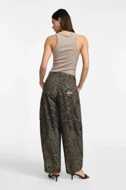 Pantaloni cargo animalier con orlo regolabile