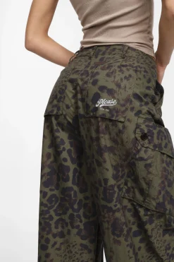Pantaloni cargo animalier con orlo regolabile