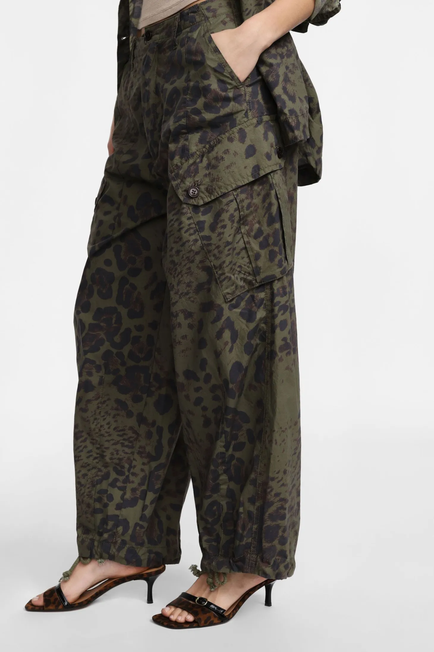 Pantaloni cargo animalier con orlo regolabile