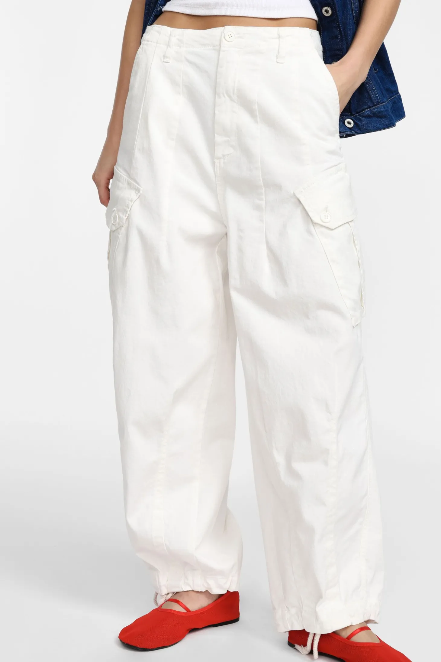 Pantaloni con tasche grandi e orli regolabili