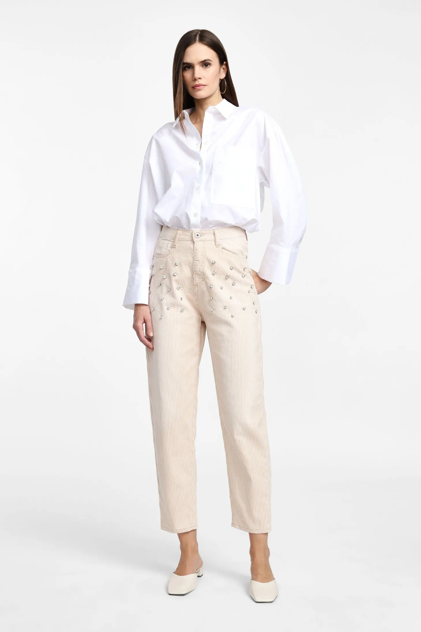 Pantaloni dritti con righe e dettagli strass