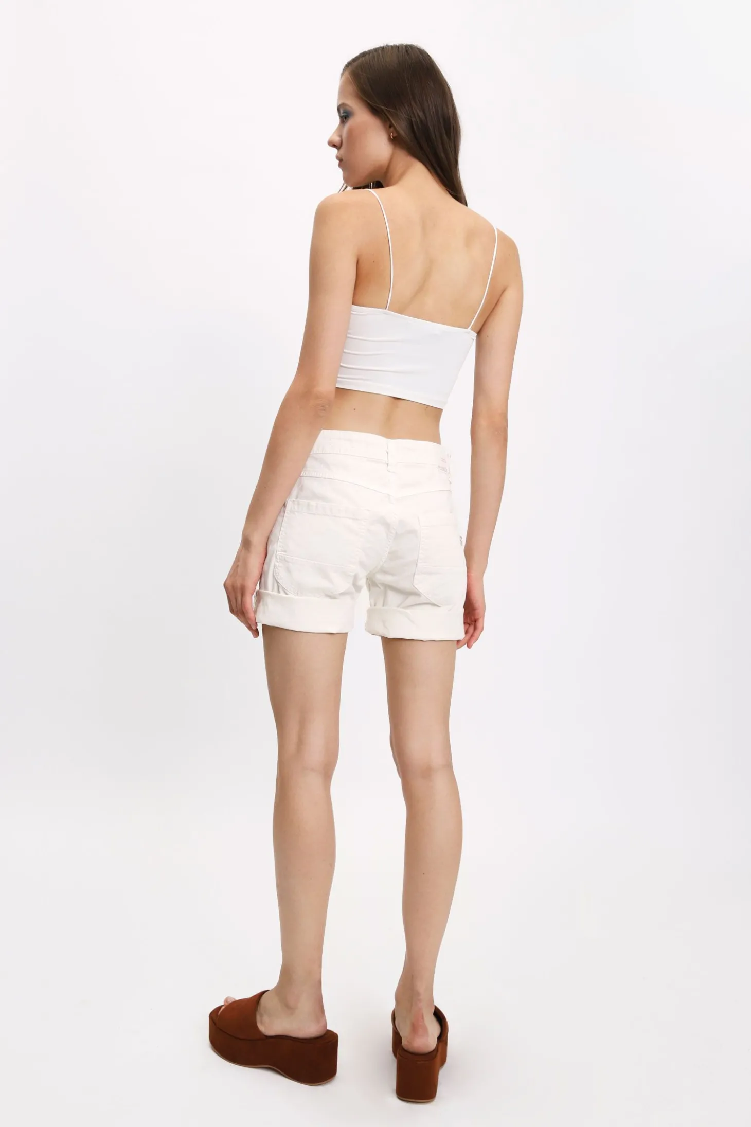 Shorts a tinta unita con risvolti