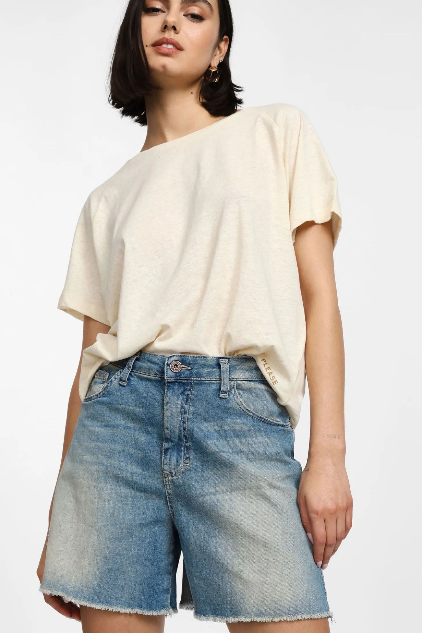 Shorts di jeans a taglio vivo