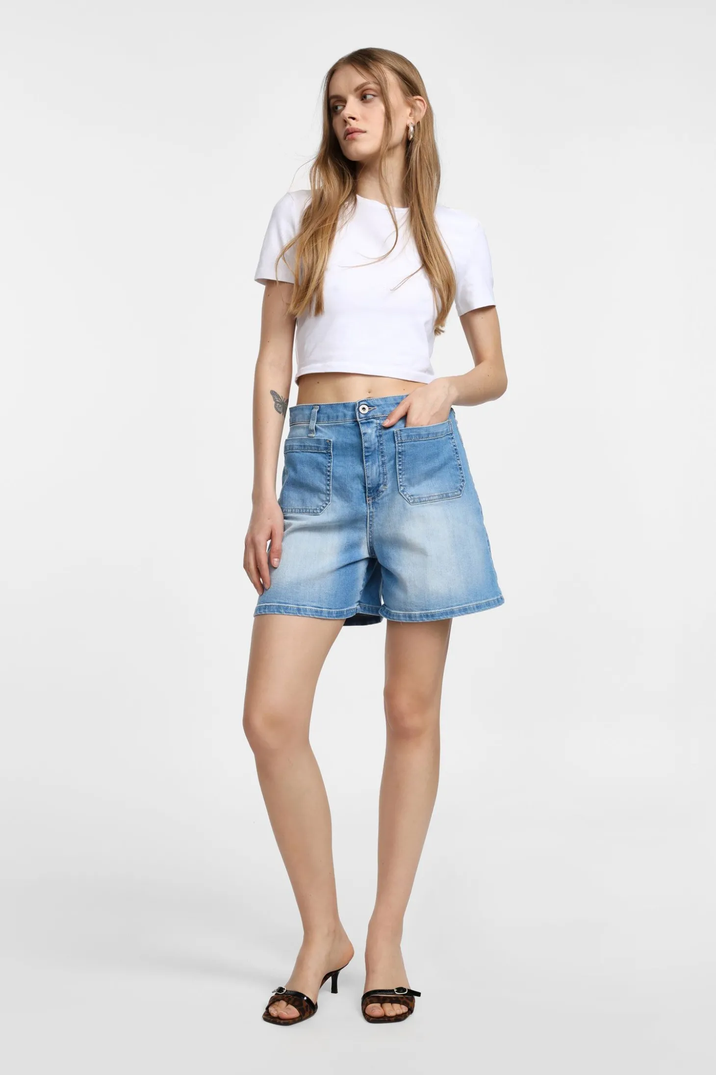 Shorts regulari con tasche frontali