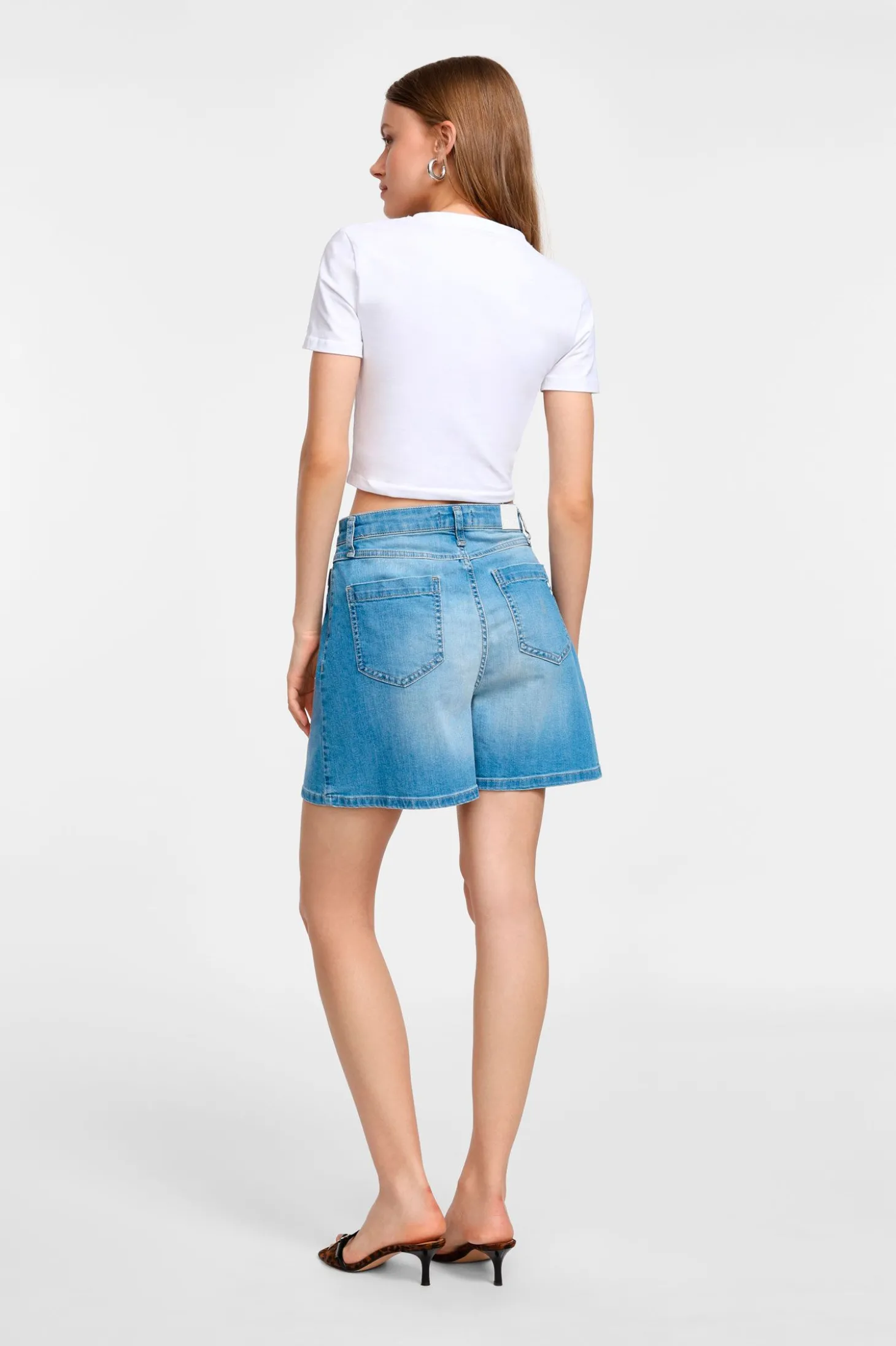 Shorts regulari con tasche frontali