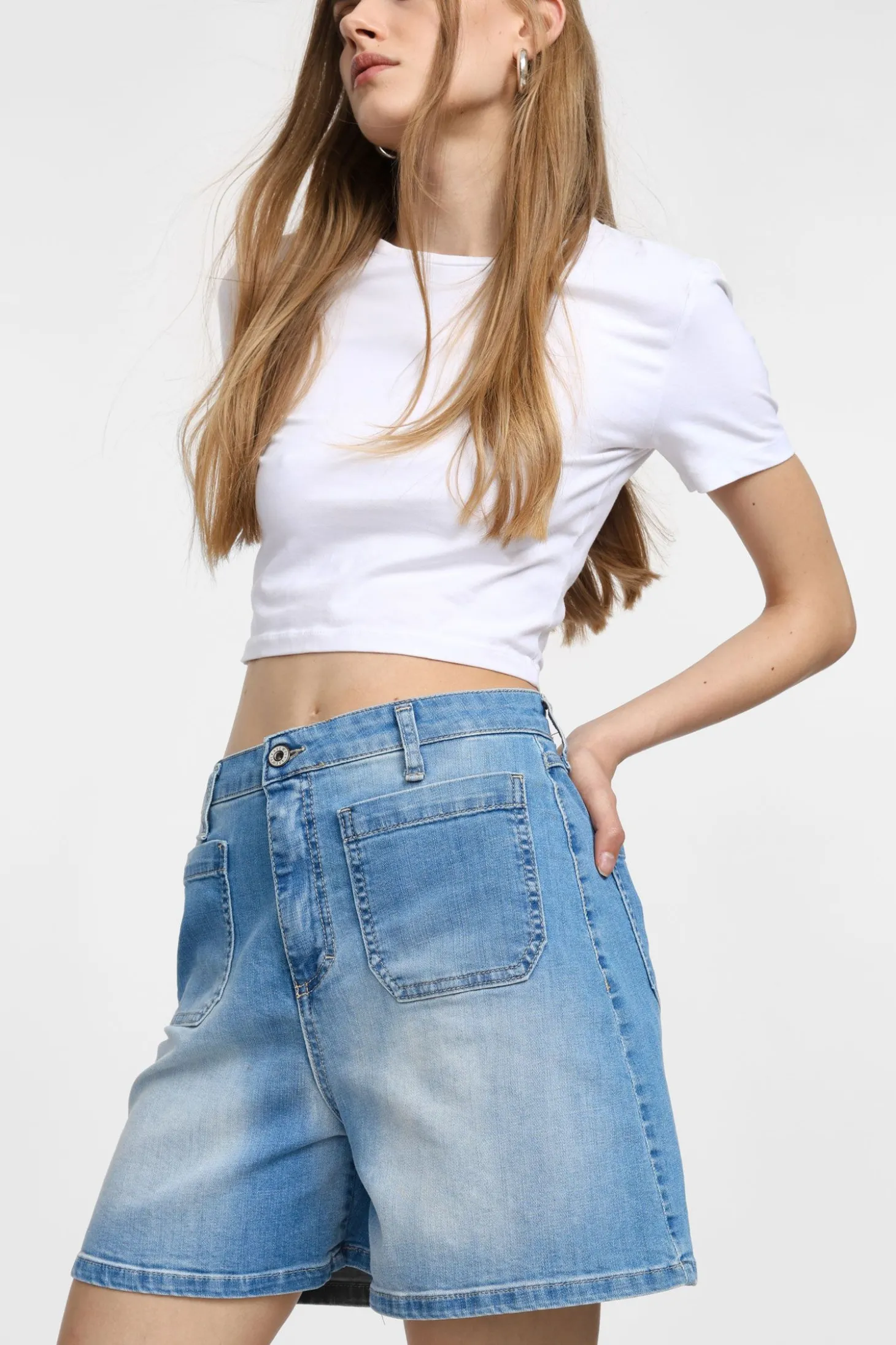 Shorts regulari con tasche frontali