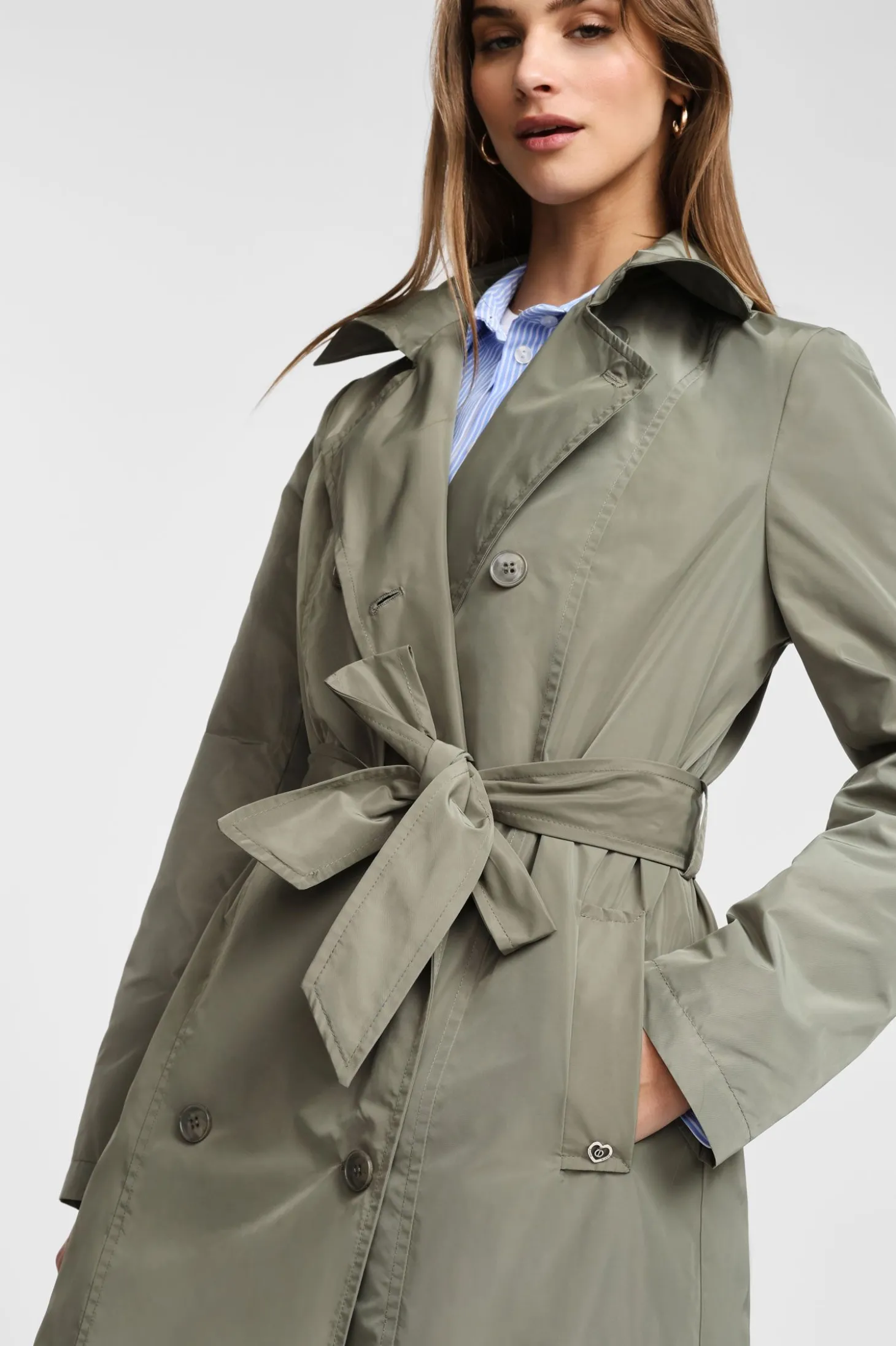 Trench con bottoni e cintura