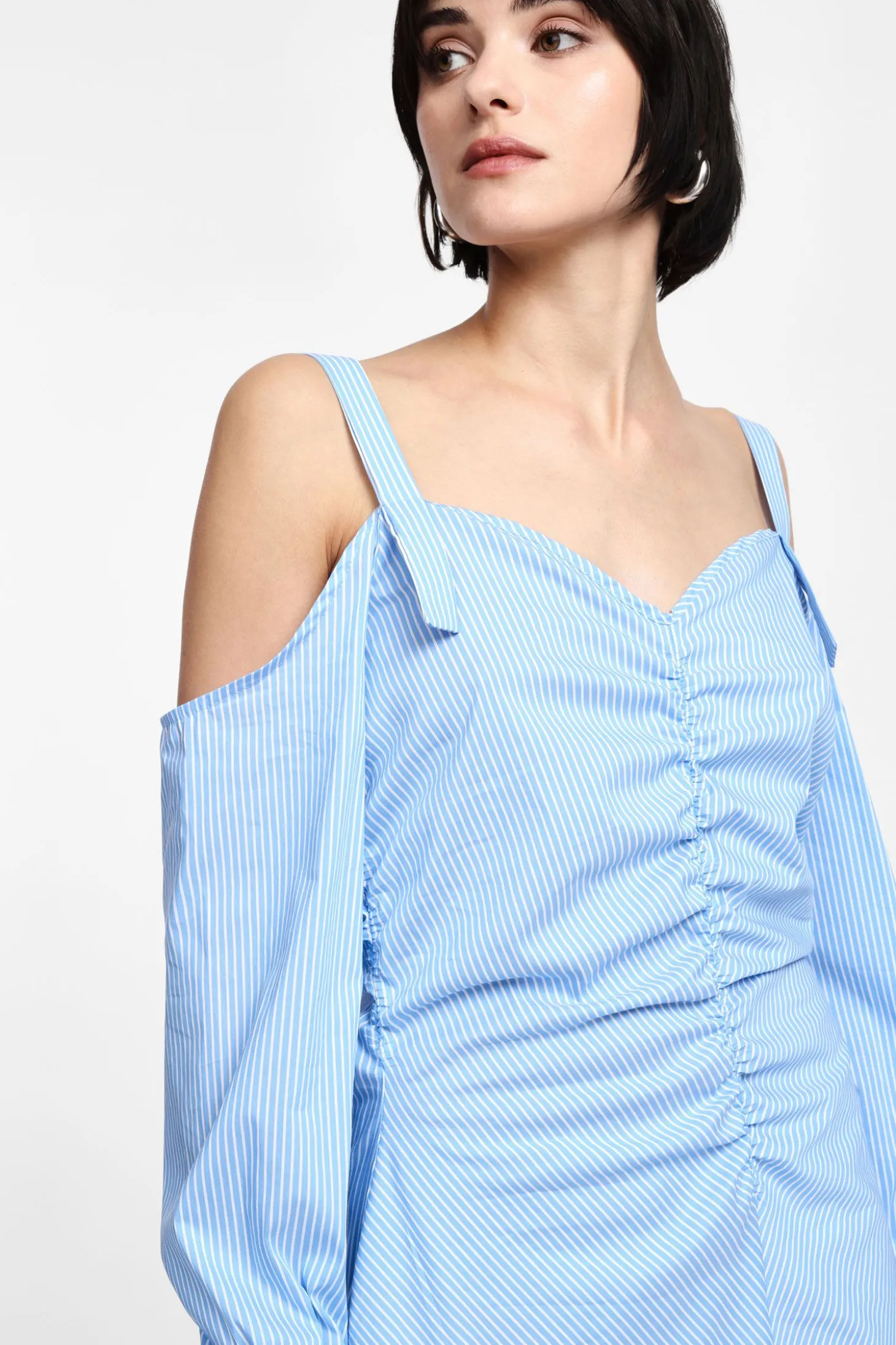 Vestito a righe con spalline e maniche