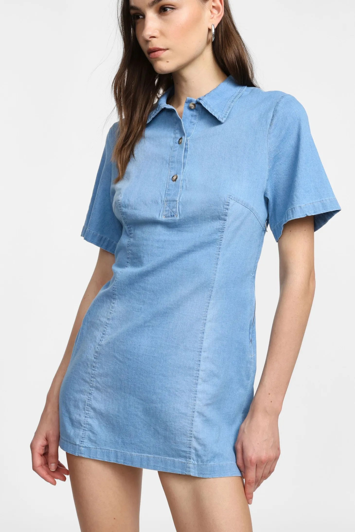 Vestito corto con colletto classico