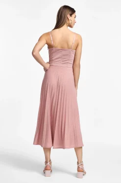 Vestito midi con spalline sottili e gonna plissettata